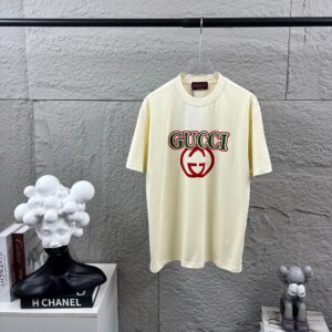 P80 Gu* 古驰* 2026春夏新款 双G胸前Gucci字母. 植绒工艺 短袖T恤 定制双纱平纹纯棉面料 男女同款 颜色：黑色 白色 杏色 尺码： S （90-130斤） M （120-150斤） L （140-165斤） XL （160-180斤） XXL （180-210斤）