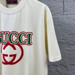 weigou_175916_1_ed56f56790 P80 Gu* 古驰* 2026春夏新款 双G胸前Gucci字母. 植绒工艺 短袖T恤 定制双纱平纹纯棉面料 男女同款 颜色:黑色 白色 杏色 尺码: S (90-130斤) M (120-150斤) L (140-165斤) XL (160-180斤) XXL (180-210斤)