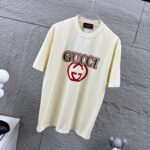 weigou_175916_2_42b9c63026 P80 Gu* 古驰* 2026春夏新款 双G胸前Gucci字母. 植绒工艺 短袖T恤 定制双纱平纹纯棉面料 男女同款 颜色:黑色 白色 杏色 尺码: S (90-130斤) M (120-150斤) L (140-165斤) XL (160-180斤) XXL (180-210斤)