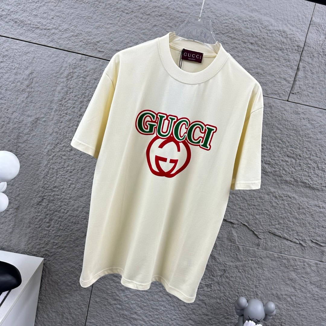 weigou_175916_2_42b9c63026 P80 Gu* 古驰* 2026春夏新款 双G胸前Gucci字母. 植绒工艺 短袖T恤 定制双纱平纹纯棉面料 男女同款 颜色:黑色 白色 杏色 尺码: S (90-130斤) M (120-150斤) L (140-165斤) XL (160-180斤) XXL (180-210斤)