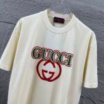 weigou_175916_5_4d1846fe7b P80 Gu* 古驰* 2026春夏新款 双G胸前Gucci字母. 植绒工艺 短袖T恤 定制双纱平纹纯棉面料 男女同款 颜色:黑色 白色 杏色 尺码: S (90-130斤) M (120-150斤) L (140-165斤) XL (160-180斤) XXL (180-210斤)