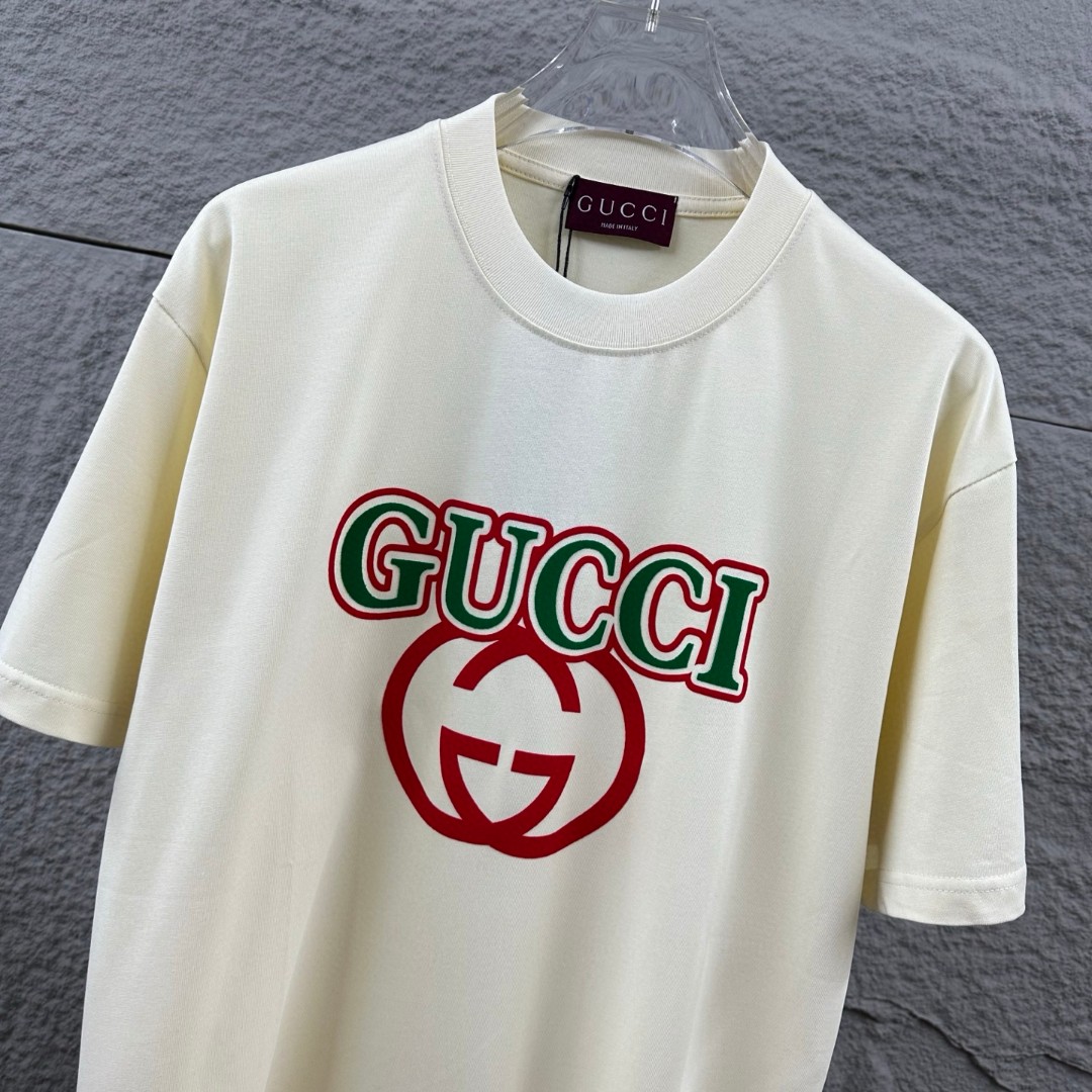weigou_175916_5_4d1846fe7b P80 Gu* 古驰* 2026春夏新款 双G胸前Gucci字母. 植绒工艺 短袖T恤 定制双纱平纹纯棉面料 男女同款 颜色:黑色 白色 杏色 尺码: S (90-130斤) M (120-150斤) L (140-165斤) XL (160-180斤) XXL (180-210斤)