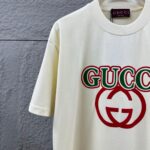 weigou_175916_6_a3ef547f6b P80 Gu* 古驰* 2026春夏新款 双G胸前Gucci字母. 植绒工艺 短袖T恤 定制双纱平纹纯棉面料 男女同款 颜色:黑色 白色 杏色 尺码: S (90-130斤) M (120-150斤) L (140-165斤) XL (160-180斤) XXL (180-210斤)