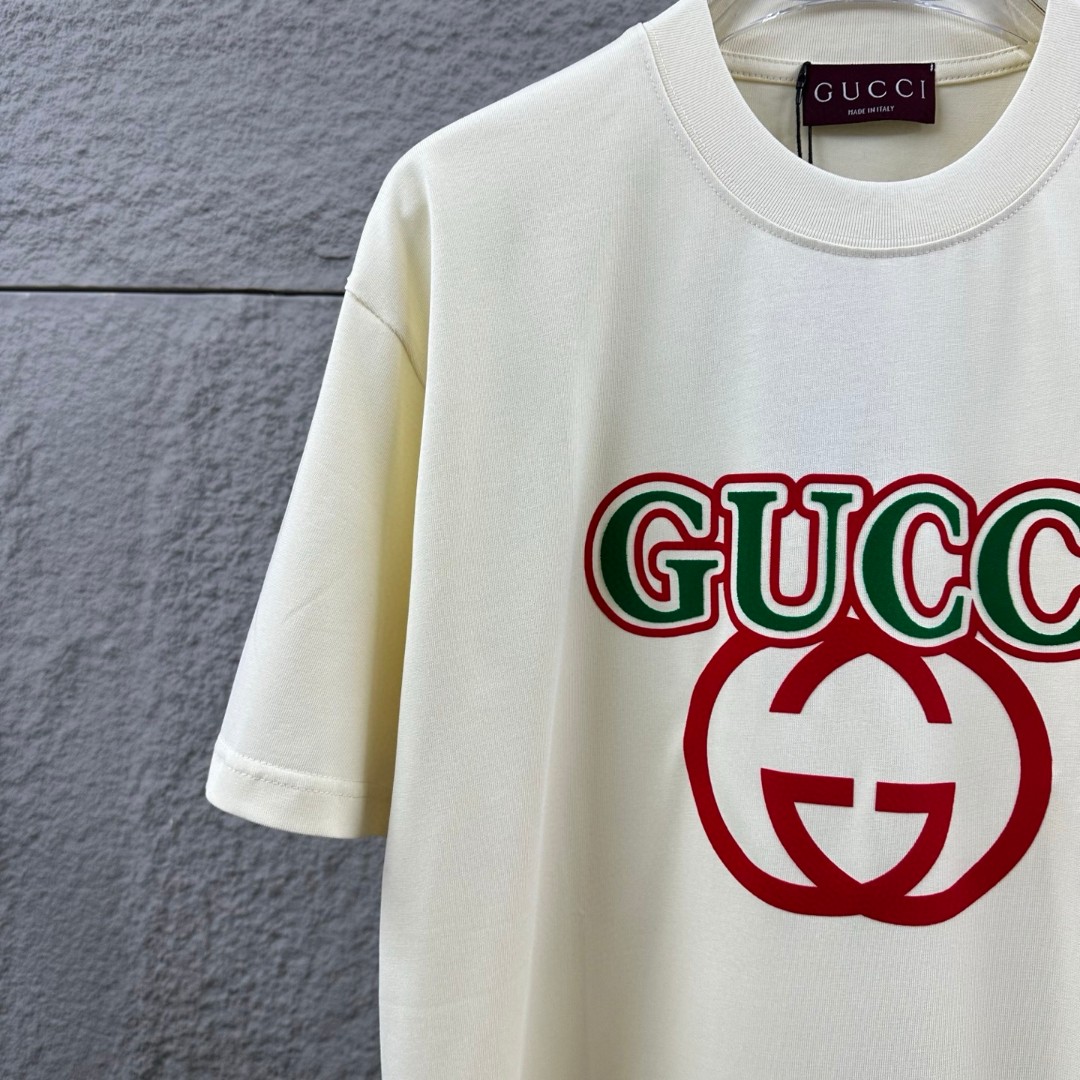 weigou_175916_6_a3ef547f6b P80 Gu* 古驰* 2026春夏新款 双G胸前Gucci字母. 植绒工艺 短袖T恤 定制双纱平纹纯棉面料 男女同款 颜色:黑色 白色 杏色 尺码: S (90-130斤) M (120-150斤) L (140-165斤) XL (160-180斤) XXL (180-210斤)