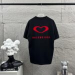 weigou_175931_0_0724cbd119 P80 Balenciaga*巴黎*2026 春夏新款短袖t恤 经典 立体刺绣+植绒工艺 定制双纱平纹纯棉面料 男女同款 颜色:黑色 白色 尺码: S (90-130斤) M (120-150斤) L (140-165斤) XL (160-180斤) XXL (180-210斤)