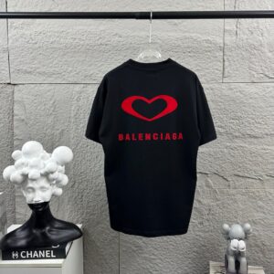 P80 Balenciaga*巴黎*2026 春夏新款短袖t恤 经典 立体刺绣+植绒工艺 定制双纱平纹纯棉面料 男女同款 颜色：黑色 白色 尺码： S （90-130斤） M （120-150斤） L （140-165斤） XL （160-180斤） XXL （180-210斤）