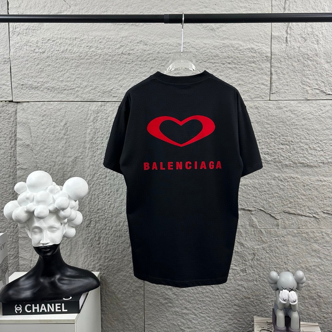 weigou_175931_0_0724cbd119 P80 Balenciaga*巴黎*2026 春夏新款短袖t恤 经典 立体刺绣+植绒工艺 定制双纱平纹纯棉面料 男女同款 颜色:黑色 白色 尺码: S (90-130斤) M (120-150斤) L (140-165斤) XL (160-180斤) XXL (180-210斤)