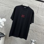 weigou_175931_1_5c3d960f9b P80 Balenciaga*巴黎*2026 春夏新款短袖t恤 经典 立体刺绣+植绒工艺 定制双纱平纹纯棉面料 男女同款 颜色:黑色 白色 尺码: S (90-130斤) M (120-150斤) L (140-165斤) XL (160-180斤) XXL (180-210斤)