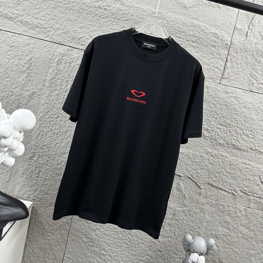 weigou_175931_1_5c3d960f9b P80 Balenciaga*巴黎*2026 春夏新款短袖t恤 经典 立体刺绣+植绒工艺 定制双纱平纹纯棉面料 男女同款 颜色:黑色 白色 尺码: S (90-130斤) M (120-150斤) L (140-165斤) XL (160-180斤) XXL (180-210斤)