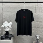 weigou_175931_2_88e97c6ca5 P80 Balenciaga*巴黎*2026 春夏新款短袖t恤 经典 立体刺绣+植绒工艺 定制双纱平纹纯棉面料 男女同款 颜色:黑色 白色 尺码: S (90-130斤) M (120-150斤) L (140-165斤) XL (160-180斤) XXL (180-210斤)