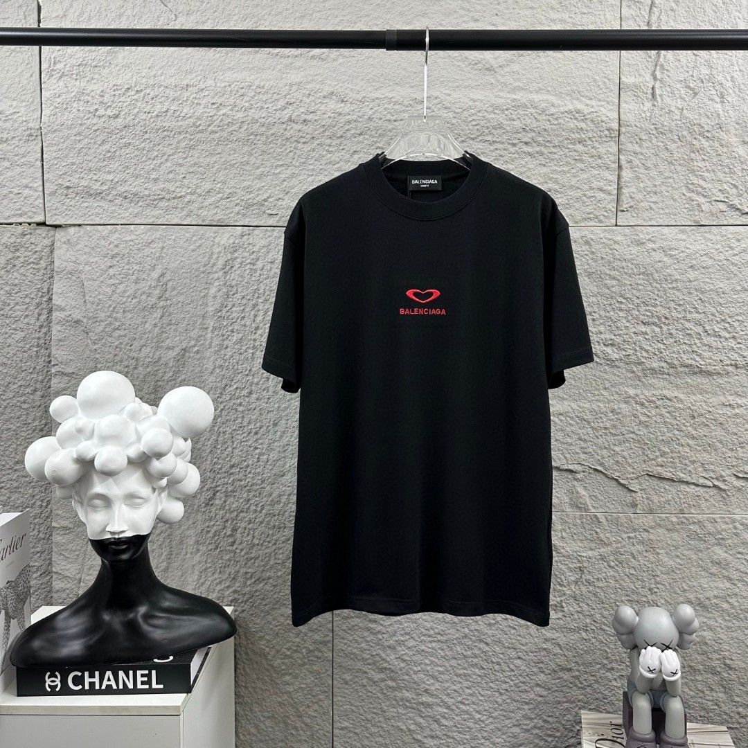 weigou_175931_2_88e97c6ca5 P80 Balenciaga*巴黎*2026 春夏新款短袖t恤 经典 立体刺绣+植绒工艺 定制双纱平纹纯棉面料 男女同款 颜色:黑色 白色 尺码: S (90-130斤) M (120-150斤) L (140-165斤) XL (160-180斤) XXL (180-210斤)