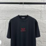 weigou_175931_3_a8b6615e50 P80 Balenciaga*巴黎*2026 春夏新款短袖t恤 经典 立体刺绣+植绒工艺 定制双纱平纹纯棉面料 男女同款 颜色:黑色 白色 尺码: S (90-130斤) M (120-150斤) L (140-165斤) XL (160-180斤) XXL (180-210斤)