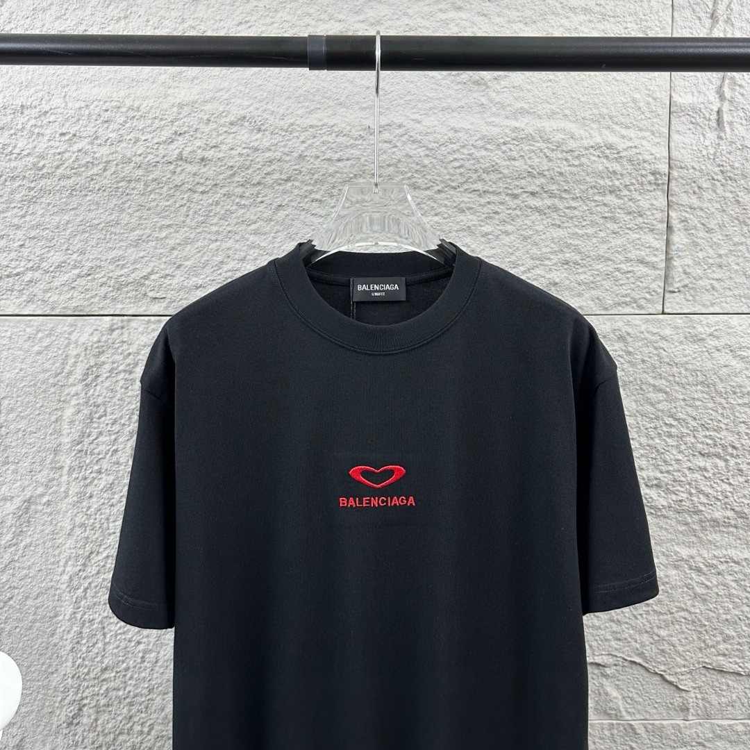 weigou_175931_3_a8b6615e50 P80 Balenciaga*巴黎*2026 春夏新款短袖t恤 经典 立体刺绣+植绒工艺 定制双纱平纹纯棉面料 男女同款 颜色:黑色 白色 尺码: S (90-130斤) M (120-150斤) L (140-165斤) XL (160-180斤) XXL (180-210斤)