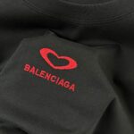 weigou_175931_4_45c722c319 P80 Balenciaga*巴黎*2026 春夏新款短袖t恤 经典 立体刺绣+植绒工艺 定制双纱平纹纯棉面料 男女同款 颜色:黑色 白色 尺码: S (90-130斤) M (120-150斤) L (140-165斤) XL (160-180斤) XXL (180-210斤)