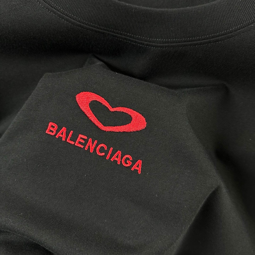 weigou_175931_4_45c722c319 P80 Balenciaga*巴黎*2026 春夏新款短袖t恤 经典 立体刺绣+植绒工艺 定制双纱平纹纯棉面料 男女同款 颜色:黑色 白色 尺码: S (90-130斤) M (120-150斤) L (140-165斤) XL (160-180斤) XXL (180-210斤)