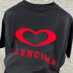 weigou_175931_5_bd99f34eed P80 Balenciaga*巴黎*2026 春夏新款短袖t恤 经典 立体刺绣+植绒工艺 定制双纱平纹纯棉面料 男女同款 颜色:黑色 白色 尺码: S (90-130斤) M (120-150斤) L (140-165斤) XL (160-180斤) XXL (180-210斤)