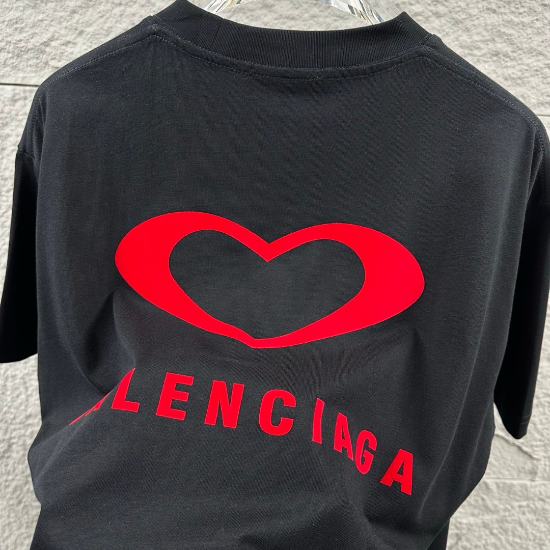 weigou_175931_5_bd99f34eed P80 Balenciaga*巴黎*2026 春夏新款短袖t恤 经典 立体刺绣+植绒工艺 定制双纱平纹纯棉面料 男女同款 颜色:黑色 白色 尺码: S (90-130斤) M (120-150斤) L (140-165斤) XL (160-180斤) XXL (180-210斤)