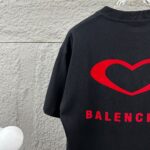 weigou_175931_6_5900f45ab5 P80 Balenciaga*巴黎*2026 春夏新款短袖t恤 经典 立体刺绣+植绒工艺 定制双纱平纹纯棉面料 男女同款 颜色:黑色 白色 尺码: S (90-130斤) M (120-150斤) L (140-165斤) XL (160-180斤) XXL (180-210斤)