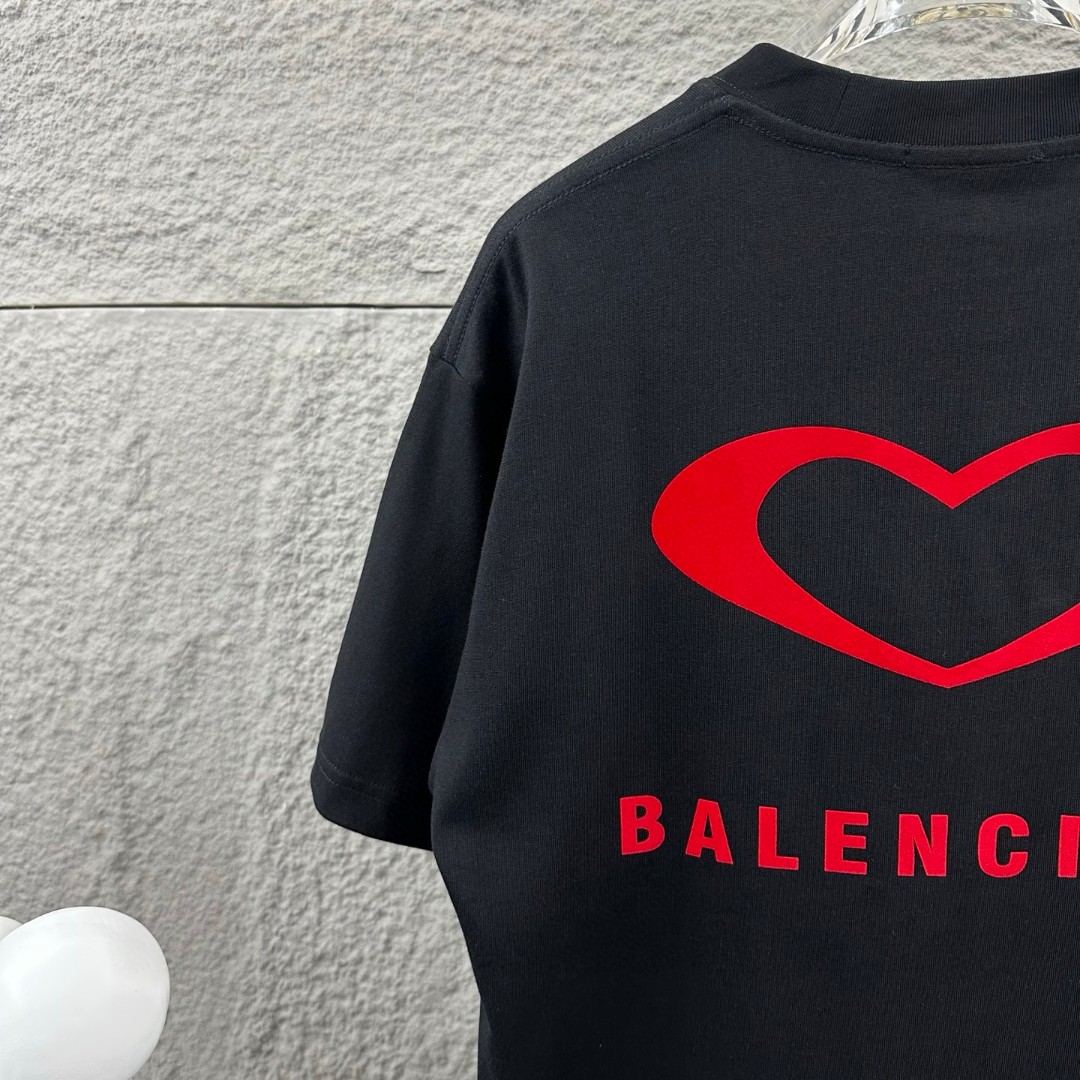 weigou_175931_6_5900f45ab5 P80 Balenciaga*巴黎*2026 春夏新款短袖t恤 经典 立体刺绣+植绒工艺 定制双纱平纹纯棉面料 男女同款 颜色:黑色 白色 尺码: S (90-130斤) M (120-150斤) L (140-165斤) XL (160-180斤) XXL (180-210斤)