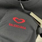 weigou_175931_7_b54af5181d P80 Balenciaga*巴黎*2026 春夏新款短袖t恤 经典 立体刺绣+植绒工艺 定制双纱平纹纯棉面料 男女同款 颜色:黑色 白色 尺码: S (90-130斤) M (120-150斤) L (140-165斤) XL (160-180斤) XXL (180-210斤)