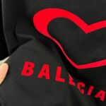weigou_175931_8_be79e0091b P80 Balenciaga*巴黎*2026 春夏新款短袖t恤 经典 立体刺绣+植绒工艺 定制双纱平纹纯棉面料 男女同款 颜色:黑色 白色 尺码: S (90-130斤) M (120-150斤) L (140-165斤) XL (160-180斤) XXL (180-210斤)