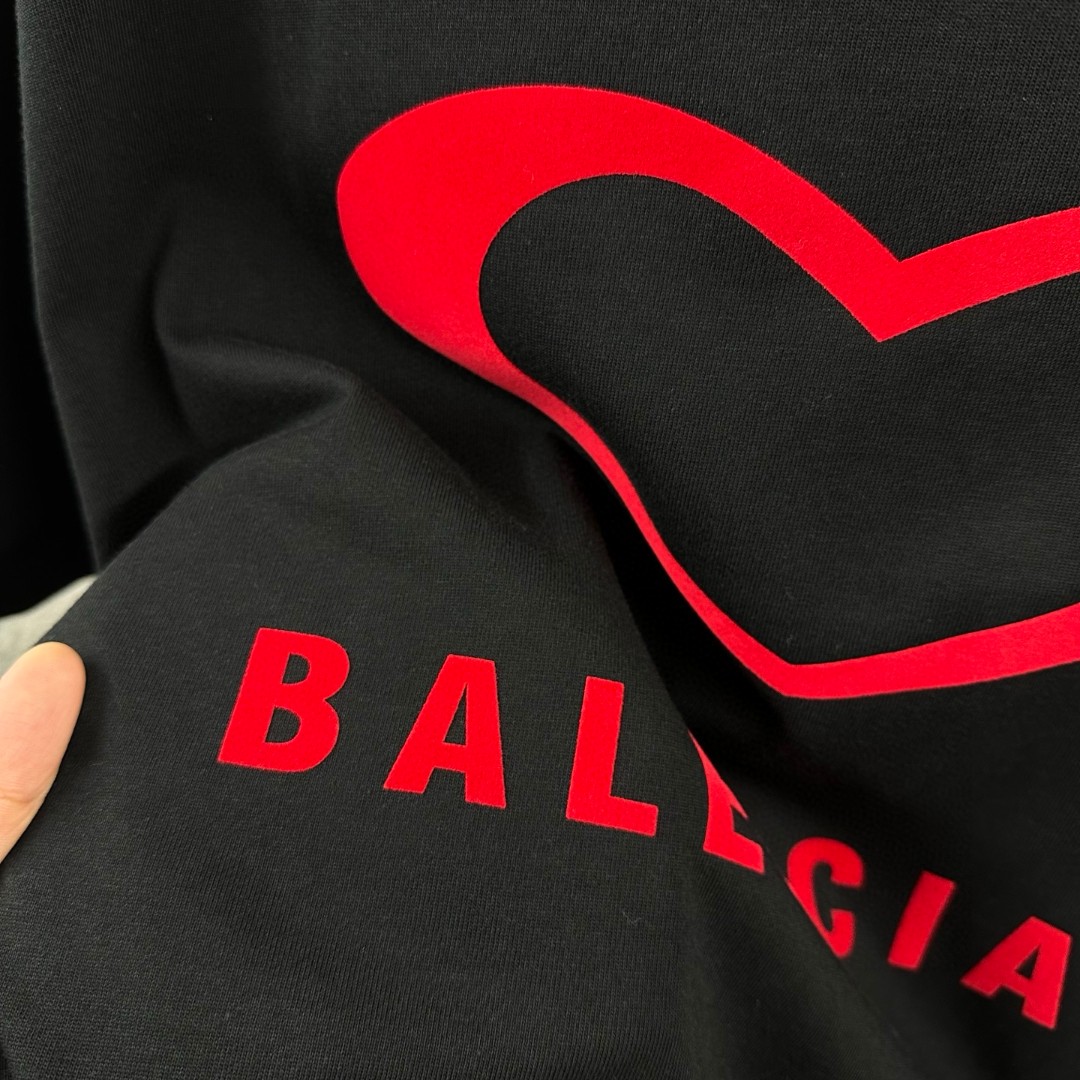 weigou_175931_8_be79e0091b P80 Balenciaga*巴黎*2026 春夏新款短袖t恤 经典 立体刺绣+植绒工艺 定制双纱平纹纯棉面料 男女同款 颜色:黑色 白色 尺码: S (90-130斤) M (120-150斤) L (140-165斤) XL (160-180斤) XXL (180-210斤)