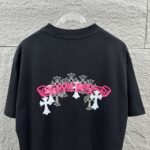 P80 CH*克罗心*2026春夏新款 经典梵文马蹄厚板立体植绒+厚板硅胶工艺 定制双纱平纹纯棉面料 短袖T恤 男女同款 颜色：黑色 白色 尺码： S （90-130斤） M （120-150斤） L （140-165斤） XL （160-180斤） XXL （180-210斤）