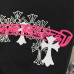 P80 CH*克罗心*2026春夏新款 经典梵文马蹄厚板立体植绒+厚板硅胶工艺 定制双纱平纹纯棉面料 短袖T恤 男女同款 颜色：黑色 白色 尺码： S （90-130斤） M （120-150斤） L （140-165斤） XL （160-180斤） XXL （180-210斤）