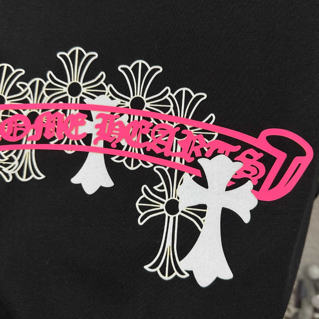 P80 CH*克罗心*2026春夏新款 经典梵文马蹄厚板立体植绒+厚板硅胶工艺 定制双纱平纹纯棉面料 短袖T恤 男女同款 颜色：黑色 白色 尺码： S （90-130斤） M （120-150斤） L （140-165斤） XL （160-180斤） XXL （180-210斤）