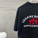 P80 CH*克罗心*2026春夏新款 经典梵文马蹄厚板立体植绒工艺 定制双纱平纹纯棉面料 短袖T恤 男女同款 颜色：黑色 白色 尺码： S （90-130斤） M （120-150斤） L （140-165斤） XL （160-180斤） XXL （180-210斤）