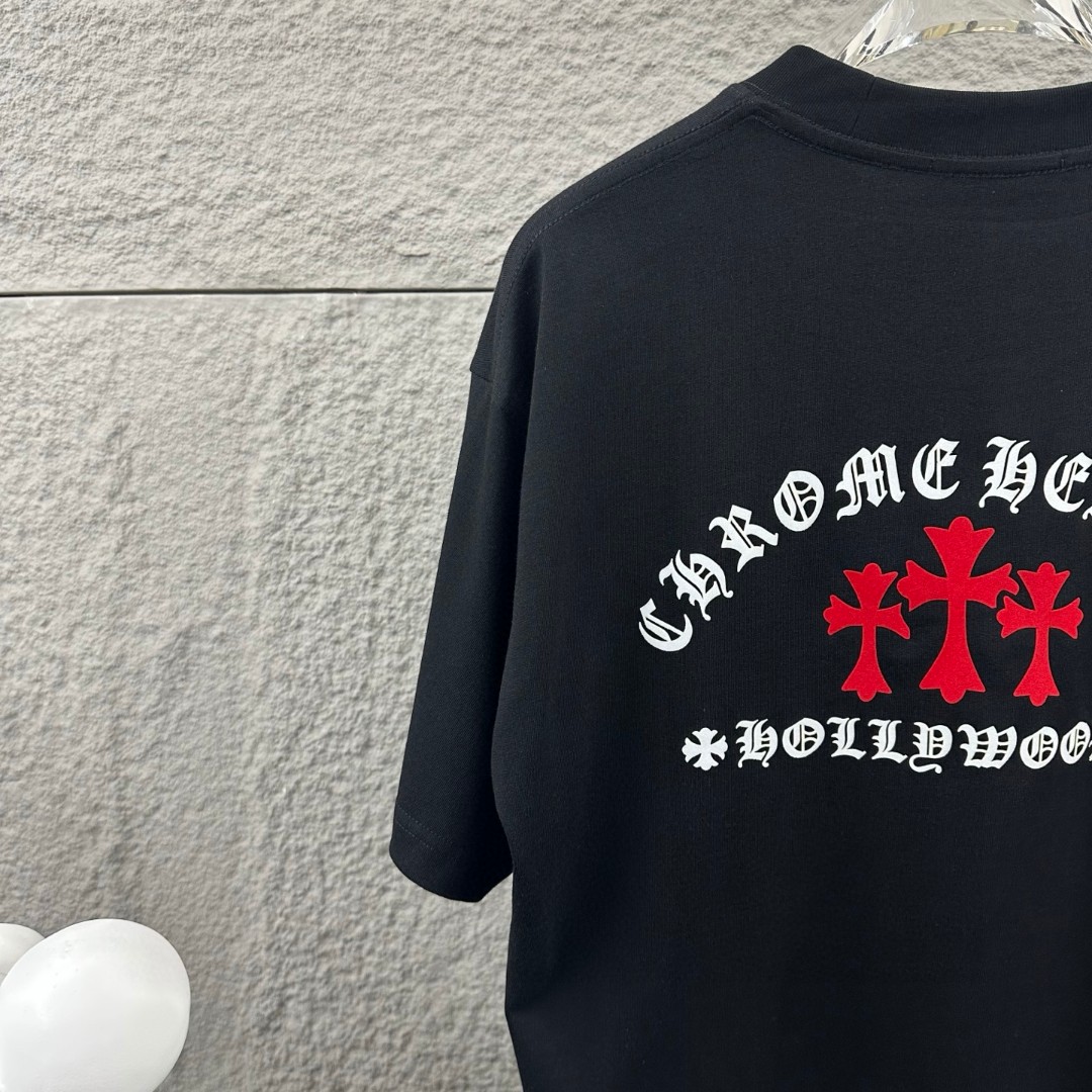 P80 CH*克罗心*2026春夏新款 经典梵文马蹄厚板立体植绒工艺 定制双纱平纹纯棉面料 短袖T恤 男女同款 颜色：黑色 白色 尺码： S （90-130斤） M （120-150斤） L （140-165斤） XL （160-180斤） XXL （180-210斤）