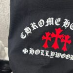 P80 CH*克罗心*2026春夏新款 经典梵文马蹄厚板立体植绒工艺 定制双纱平纹纯棉面料 短袖T恤 男女同款 颜色：黑色 白色 尺码： S （90-130斤） M （120-150斤） L （140-165斤） XL （160-180斤） XXL （180-210斤）