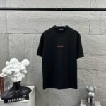 P80 Balenciaga*巴黎*2026 春夏新款短袖t恤 经典 立体刺绣+烫画工艺 定制双纱平纹纯棉面料 男女同款 颜色：黑色 白色 尺码： S （90-130斤） M （120-150斤） L （140-165斤） XL （160-180斤） XXL （180-210斤）