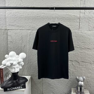 P80 Balenciaga*巴黎*2026 春夏新款短袖t恤 经典 立体刺绣+烫画工艺 定制双纱平纹纯棉面料 男女同款 颜色：黑色 白色 尺码： S （90-130斤） M （120-150斤） L （140-165斤） XL （160-180斤） XXL （180-210斤）