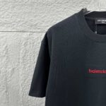P80 Balenciaga*巴黎*2026 春夏新款短袖t恤 经典 立体刺绣+烫画工艺 定制双纱平纹纯棉面料 男女同款 颜色：黑色 白色 尺码： S （90-130斤） M （120-150斤） L （140-165斤） XL （160-180斤） XXL （180-210斤）