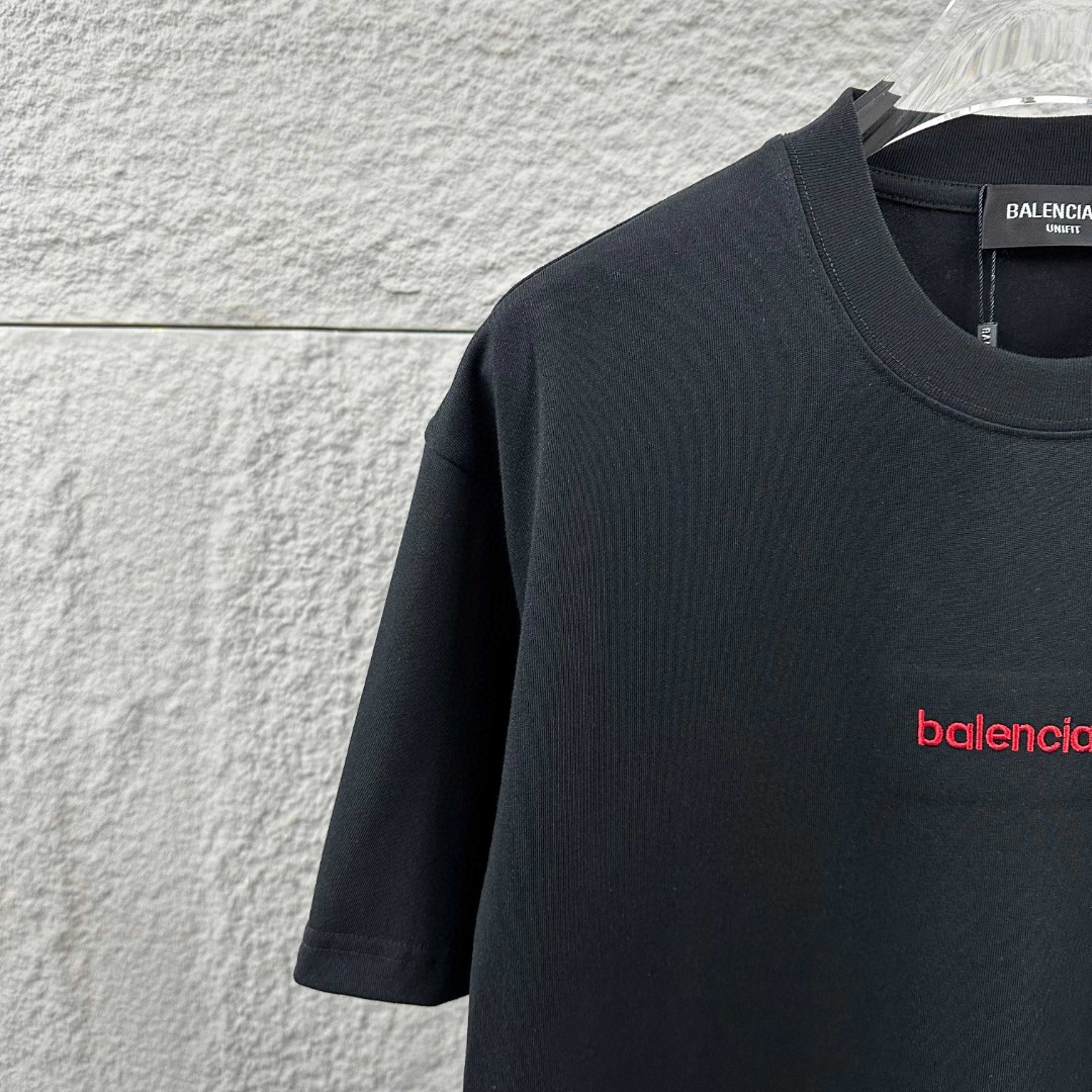 P80 Balenciaga*巴黎*2026 春夏新款短袖t恤 经典 立体刺绣+烫画工艺 定制双纱平纹纯棉面料 男女同款 颜色：黑色 白色 尺码： S （90-130斤） M （120-150斤） L （140-165斤） XL （160-180斤） XXL （180-210斤）