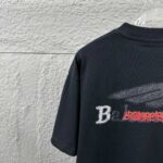 P80 Balenciaga*巴黎*2026 春夏新款短袖t恤 经典 立体刺绣+烫画工艺 定制双纱平纹纯棉面料 男女同款 颜色：黑色 白色 尺码： S （90-130斤） M （120-150斤） L （140-165斤） XL （160-180斤） XXL （180-210斤）