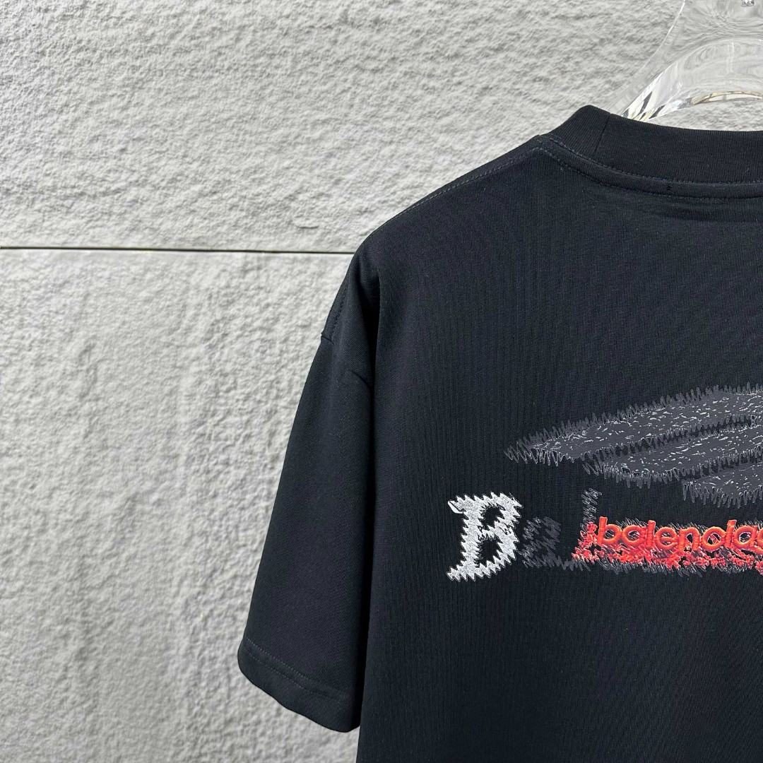 P80 Balenciaga*巴黎*2026 春夏新款短袖t恤 经典 立体刺绣+烫画工艺 定制双纱平纹纯棉面料 男女同款 颜色：黑色 白色 尺码： S （90-130斤） M （120-150斤） L （140-165斤） XL （160-180斤） XXL （180-210斤）