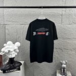 P80 Balenciaga*巴黎*2026 春夏新款短袖t恤 经典 立体刺绣+烫画工艺 定制双纱平纹纯棉面料 男女同款 颜色：黑色 白色 尺码： S （90-130斤） M （120-150斤） L （140-165斤） XL （160-180斤） XXL （180-210斤）