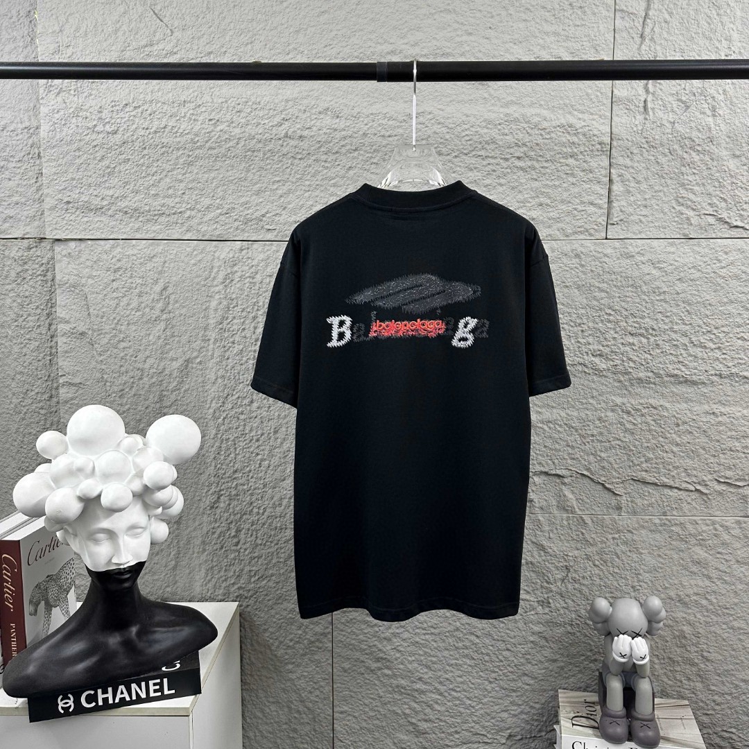 P80 Balenciaga*巴黎*2026 春夏新款短袖t恤 经典 立体刺绣+烫画工艺 定制双纱平纹纯棉面料 男女同款 颜色：黑色 白色 尺码： S （90-130斤） M （120-150斤） L （140-165斤） XL （160-180斤） XXL （180-210斤）