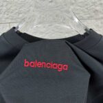 P80 Balenciaga*巴黎*2026 春夏新款短袖t恤 经典 立体刺绣+烫画工艺 定制双纱平纹纯棉面料 男女同款 颜色：黑色 白色 尺码： S （90-130斤） M （120-150斤） L （140-165斤） XL （160-180斤） XXL （180-210斤）