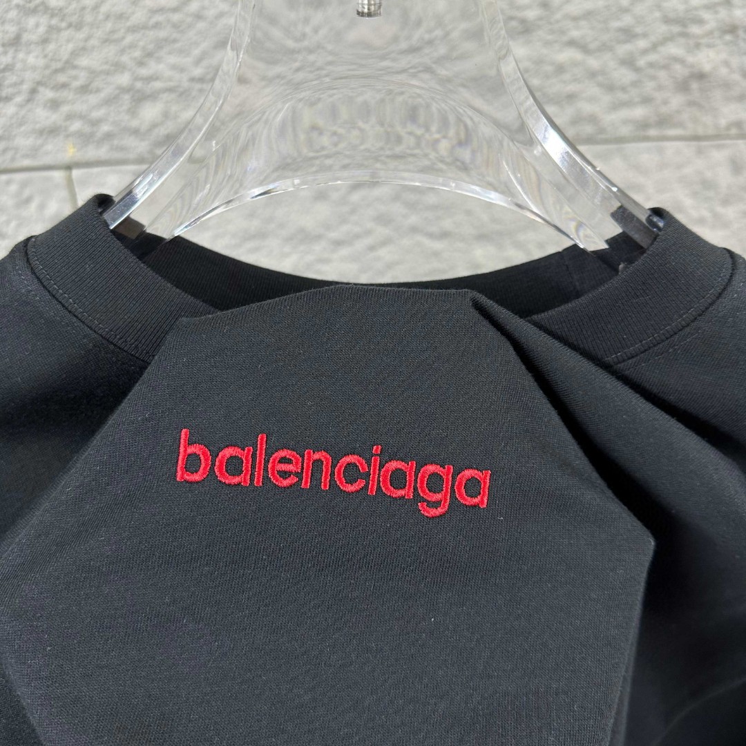 P80 Balenciaga*巴黎*2026 春夏新款短袖t恤 经典 立体刺绣+烫画工艺 定制双纱平纹纯棉面料 男女同款 颜色：黑色 白色 尺码： S （90-130斤） M （120-150斤） L （140-165斤） XL （160-180斤） XXL （180-210斤）