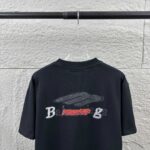 P80 Balenciaga*巴黎*2026 春夏新款短袖t恤 经典 立体刺绣+烫画工艺 定制双纱平纹纯棉面料 男女同款 颜色：黑色 白色 尺码： S （90-130斤） M （120-150斤） L （140-165斤） XL （160-180斤） XXL （180-210斤）