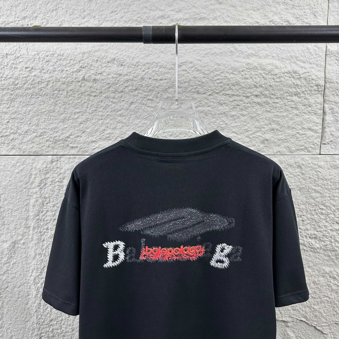 P80 Balenciaga*巴黎*2026 春夏新款短袖t恤 经典 立体刺绣+烫画工艺 定制双纱平纹纯棉面料 男女同款 颜色：黑色 白色 尺码： S （90-130斤） M （120-150斤） L （140-165斤） XL （160-180斤） XXL （180-210斤）