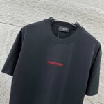 P80 Balenciaga*巴黎*2026 春夏新款短袖t恤 经典 立体刺绣+烫画工艺 定制双纱平纹纯棉面料 男女同款 颜色：黑色 白色 尺码： S （90-130斤） M （120-150斤） L （140-165斤） XL （160-180斤） XXL （180-210斤）