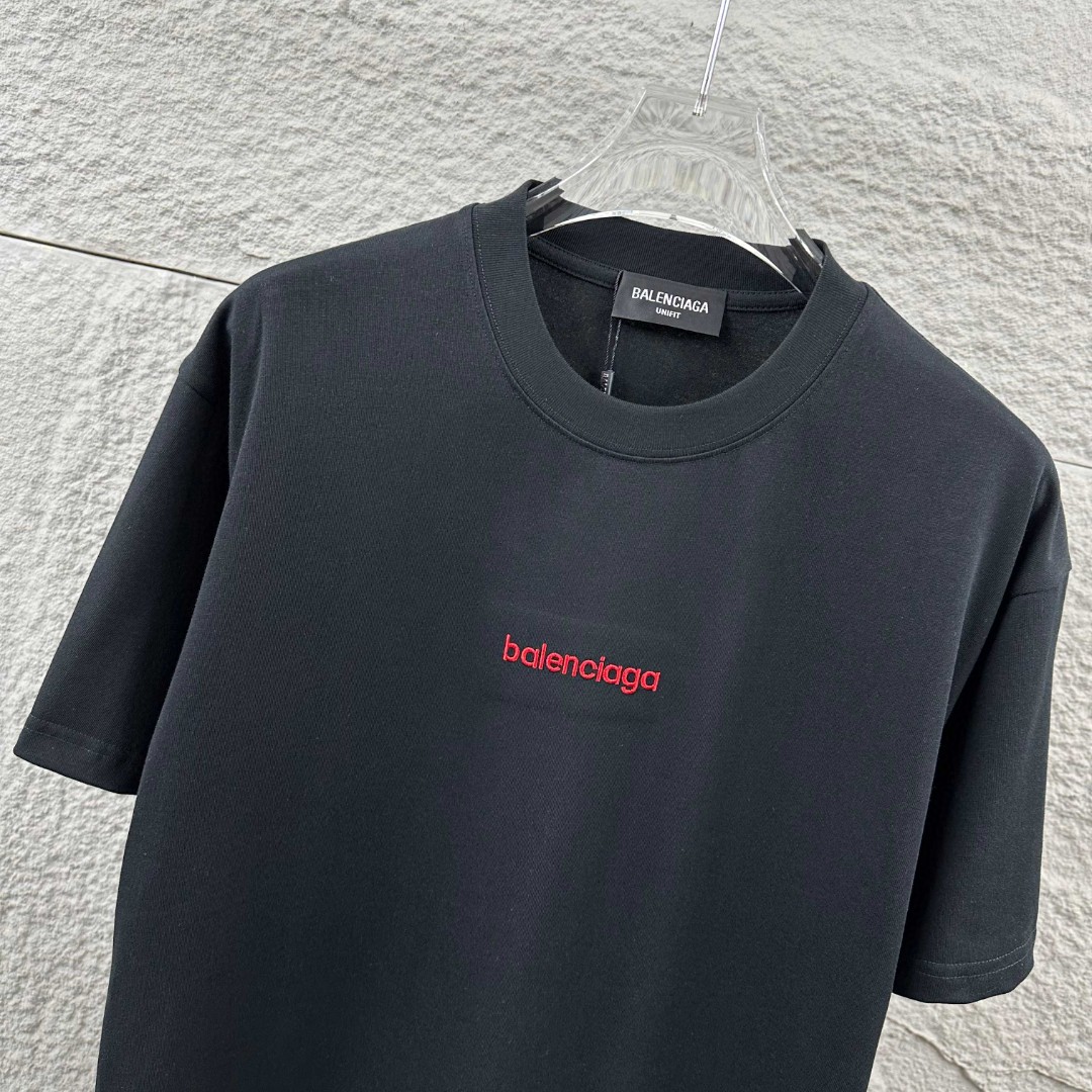 P80 Balenciaga*巴黎*2026 春夏新款短袖t恤 经典 立体刺绣+烫画工艺 定制双纱平纹纯棉面料 男女同款 颜色：黑色 白色 尺码： S （90-130斤） M （120-150斤） L （140-165斤） XL （160-180斤） XXL （180-210斤）