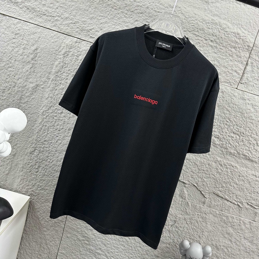 P80 Balenciaga*巴黎*2026 春夏新款短袖t恤 经典 立体刺绣+烫画工艺 定制双纱平纹纯棉面料 男女同款 颜色：黑色 白色 尺码： S （90-130斤） M （120-150斤） L （140-165斤） XL （160-180斤） XXL （180-210斤）