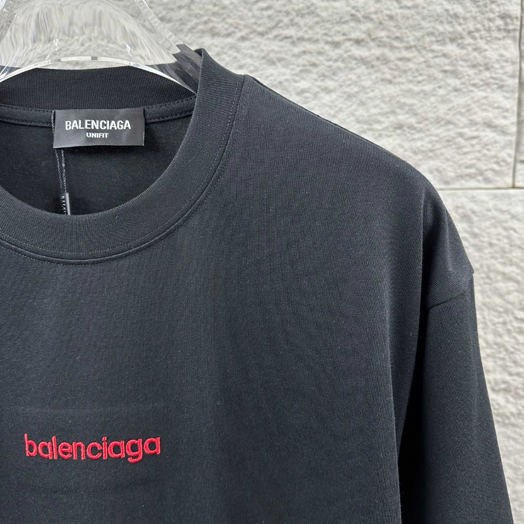 P80 Balenciaga*巴黎*2026 春夏新款短袖t恤 经典 立体刺绣+烫画工艺 定制双纱平纹纯棉面料 男女同款 颜色：黑色 白色 尺码： S （90-130斤） M （120-150斤） L （140-165斤） XL （160-180斤） XXL （180-210斤）