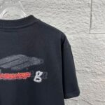 P80 Balenciaga*巴黎*2026 春夏新款短袖t恤 经典 立体刺绣+烫画工艺 定制双纱平纹纯棉面料 男女同款 颜色：黑色 白色 尺码： S （90-130斤） M （120-150斤） L （140-165斤） XL （160-180斤） XXL （180-210斤）
