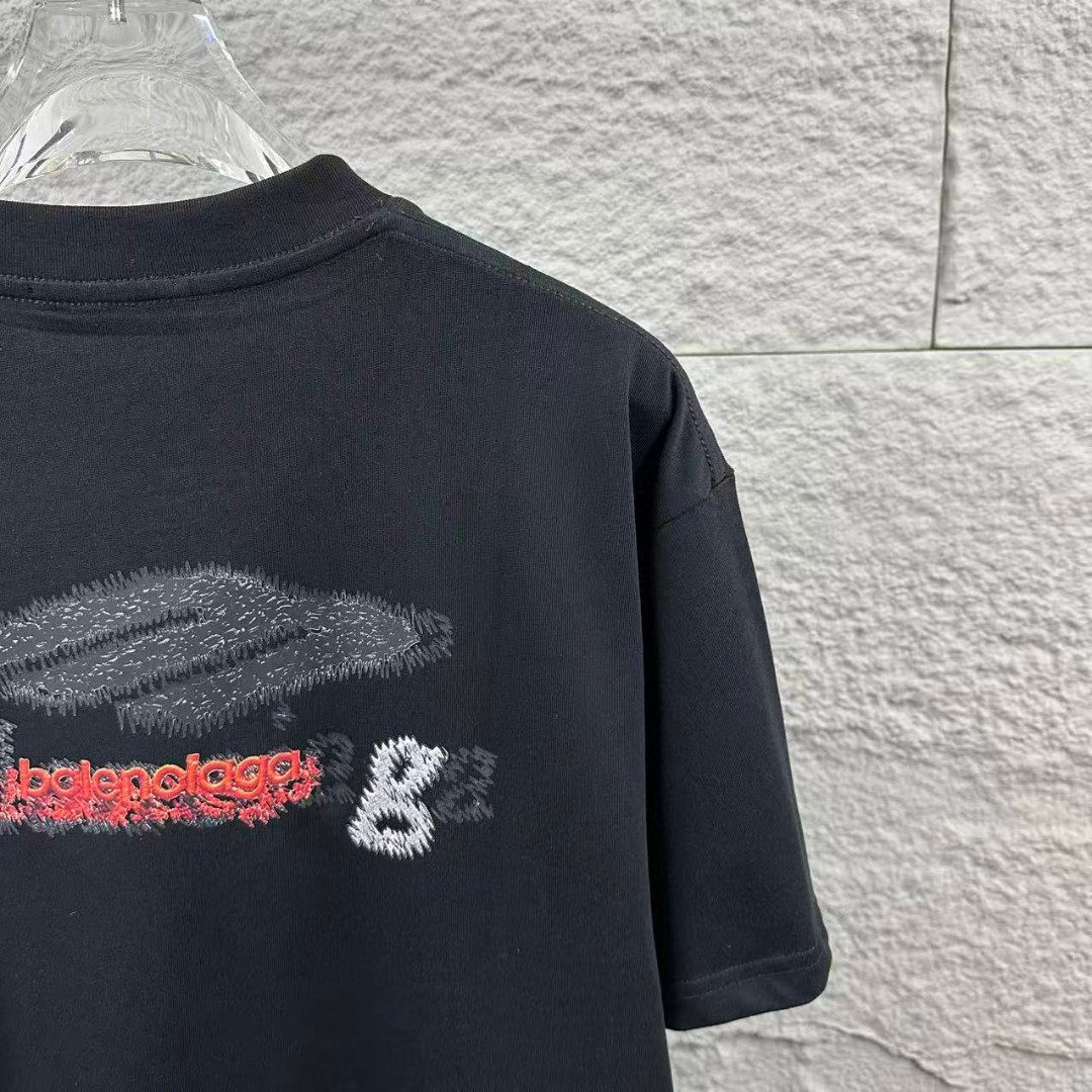 P80 Balenciaga*巴黎*2026 春夏新款短袖t恤 经典 立体刺绣+烫画工艺 定制双纱平纹纯棉面料 男女同款 颜色：黑色 白色 尺码： S （90-130斤） M （120-150斤） L （140-165斤） XL （160-180斤） XXL （180-210斤）